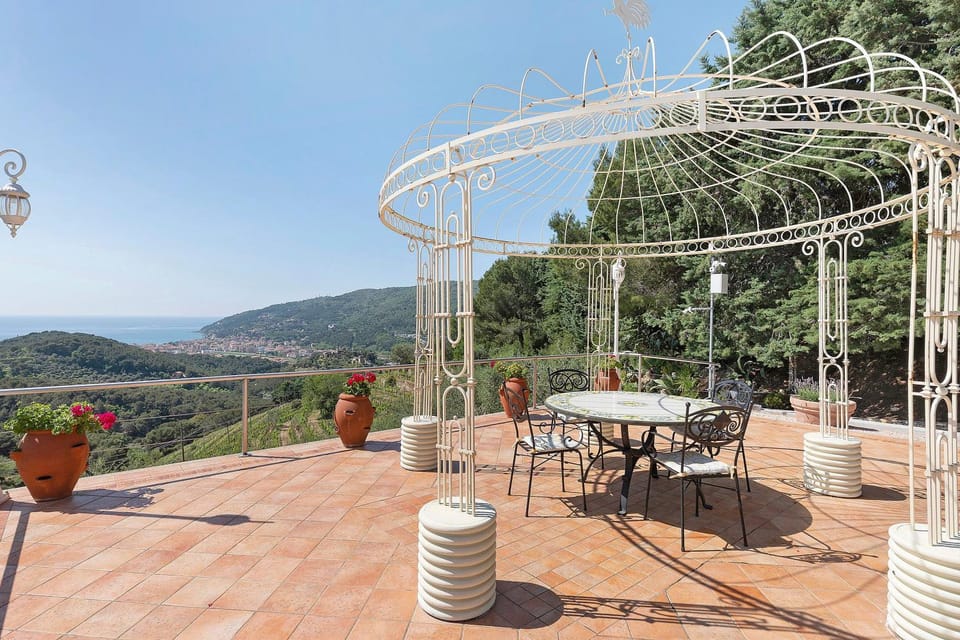 Property building, Balcony/Terrace, Living room