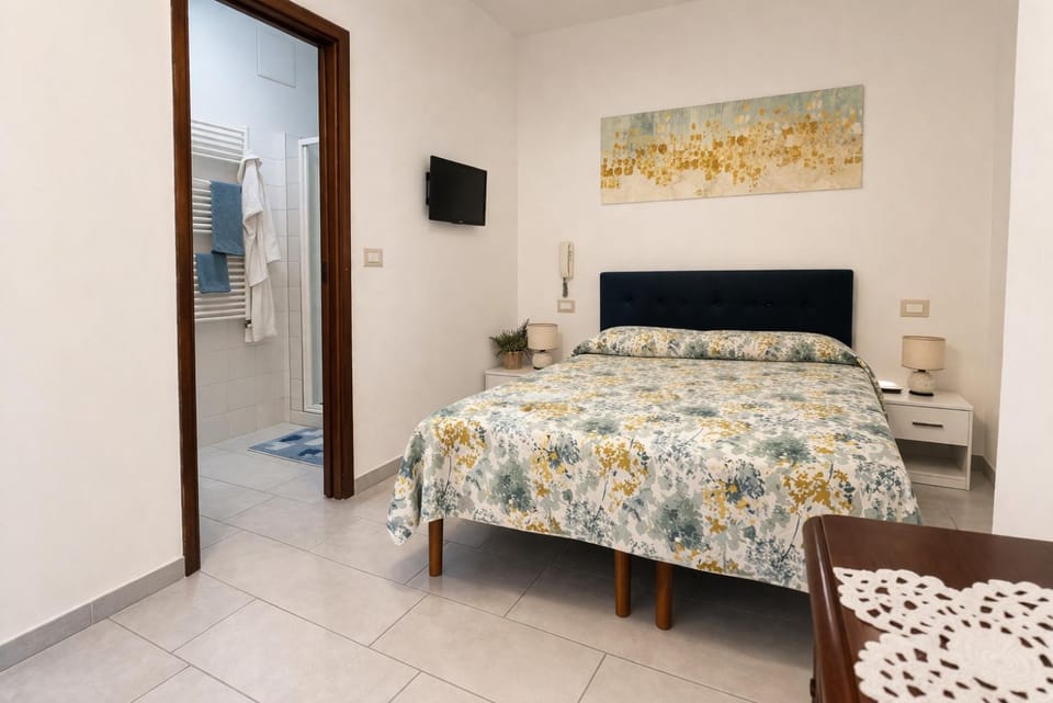 Bed, TV and multimedia, Photo of the whole room, Bedroom