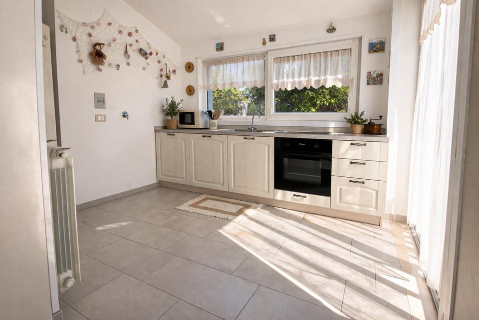 Kitchen or kitchenette, pet friendly, stove