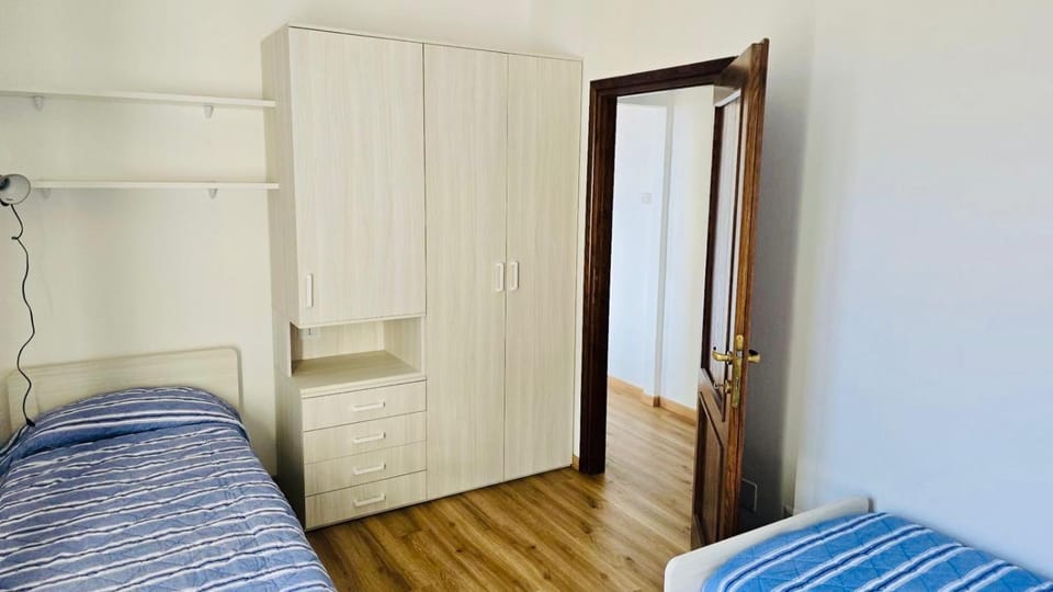 Bed, Photo of the whole room, wardrobe