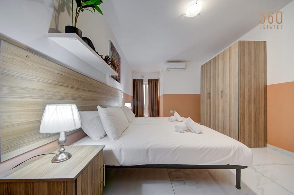Bed, Photo of the whole room, Bedroom, towels, wardrobe, air conditioner