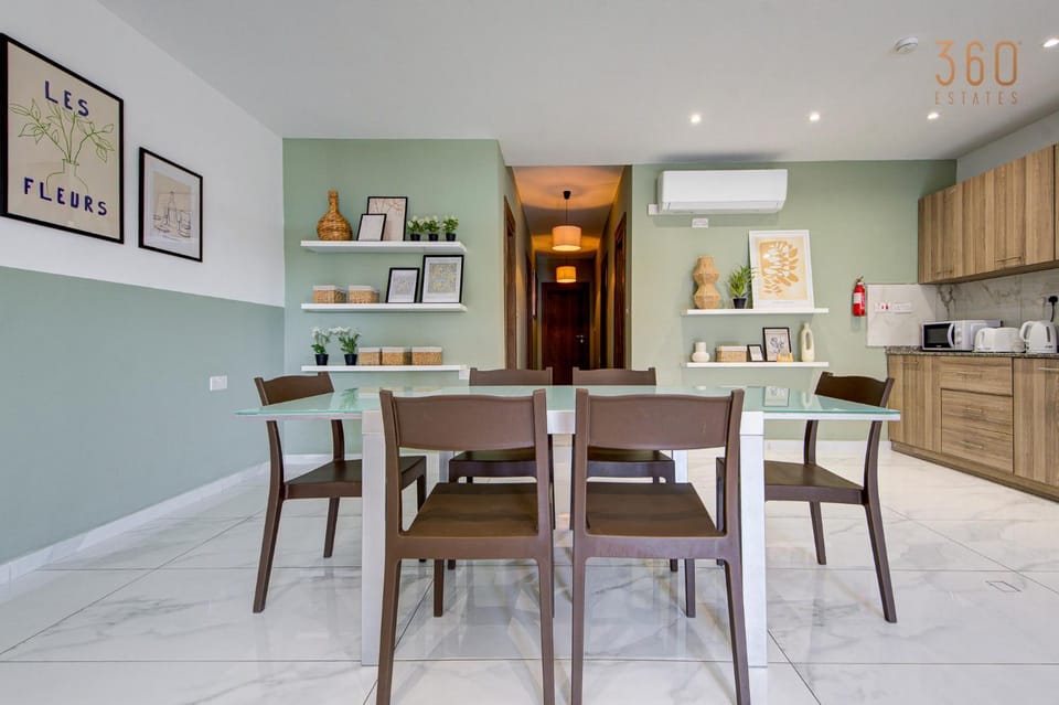 Coffee/tea facilities, Kitchen or kitchenette, Living room, Seating area, Dining area, minibar, oven, stove