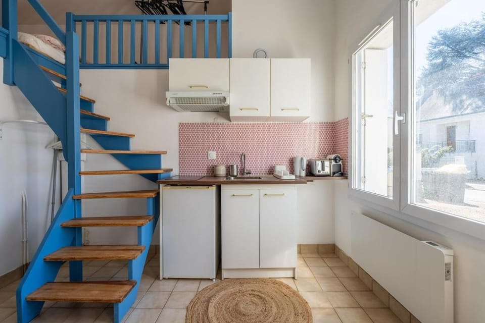 Coffee/tea facilities, Kitchen or kitchenette, stove, toaster