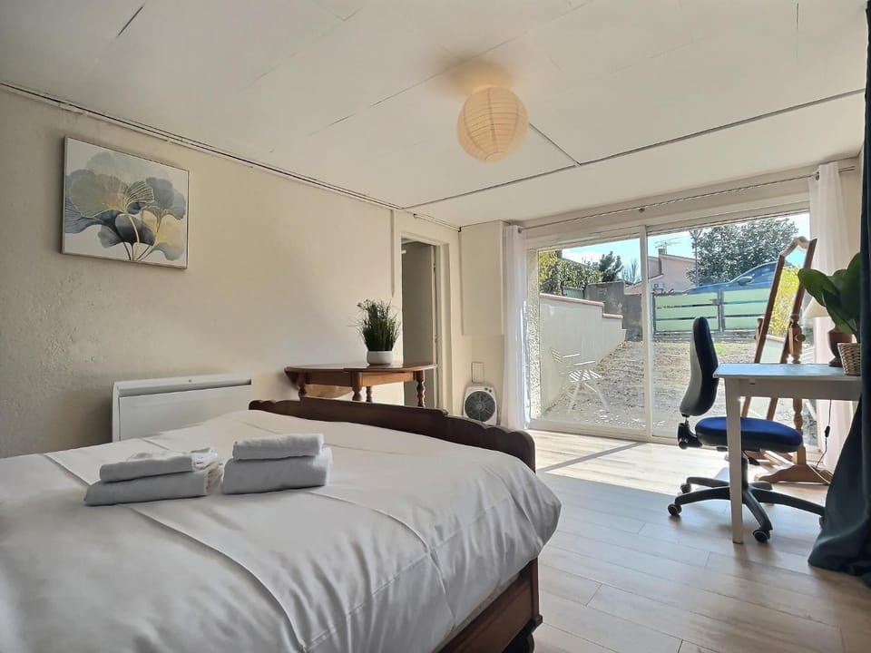 Photo of the whole room, Bedroom