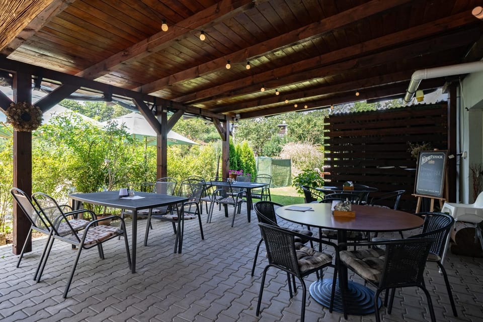 Restaurant/places to eat, Garden, Seating area