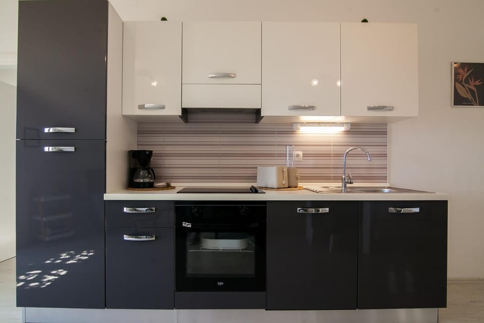 Kitchen or kitchenette, oven