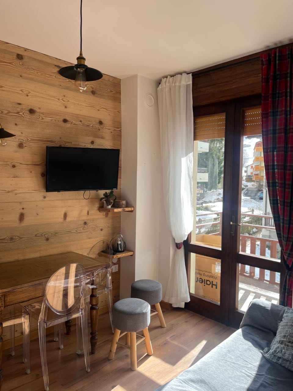 TV and multimedia, Balcony/Terrace, Living room, Seating area, Dining area