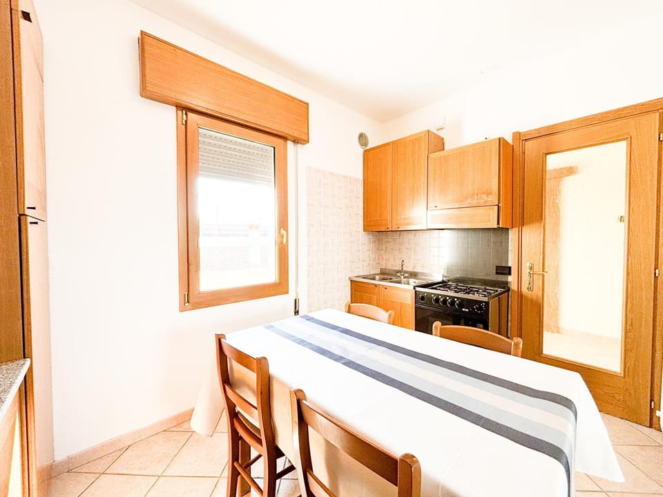 Day, Kitchen or kitchenette, Time of day, oven, kitchen