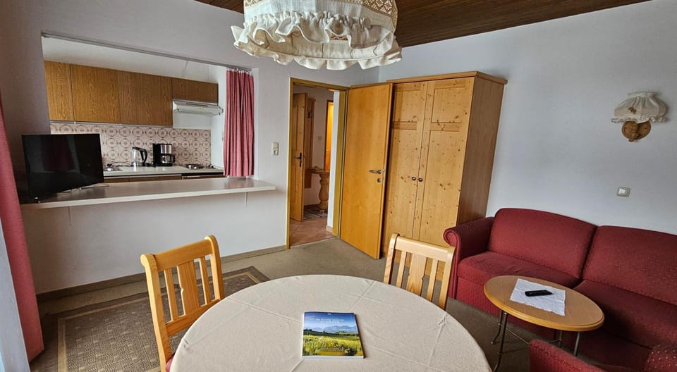 Kitchen or kitchenette, Living room, Seating area, Dining area