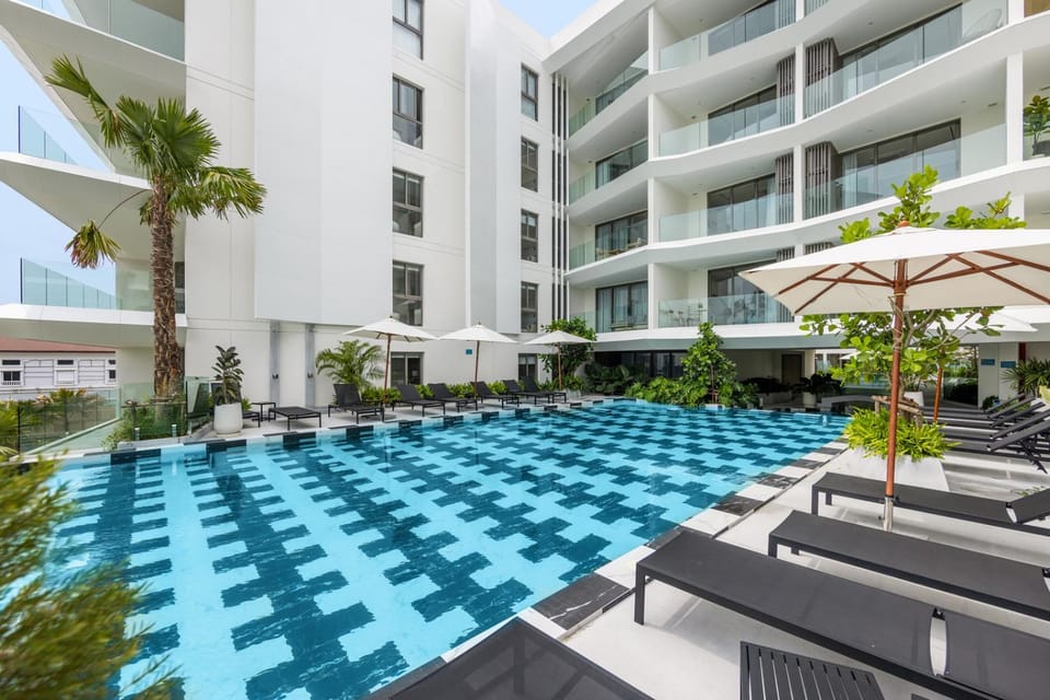 Property building, Day, Pool view, Swimming pool, sunbed