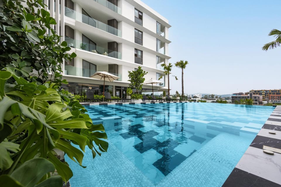 Property building, Day, Swimming pool, sunbed