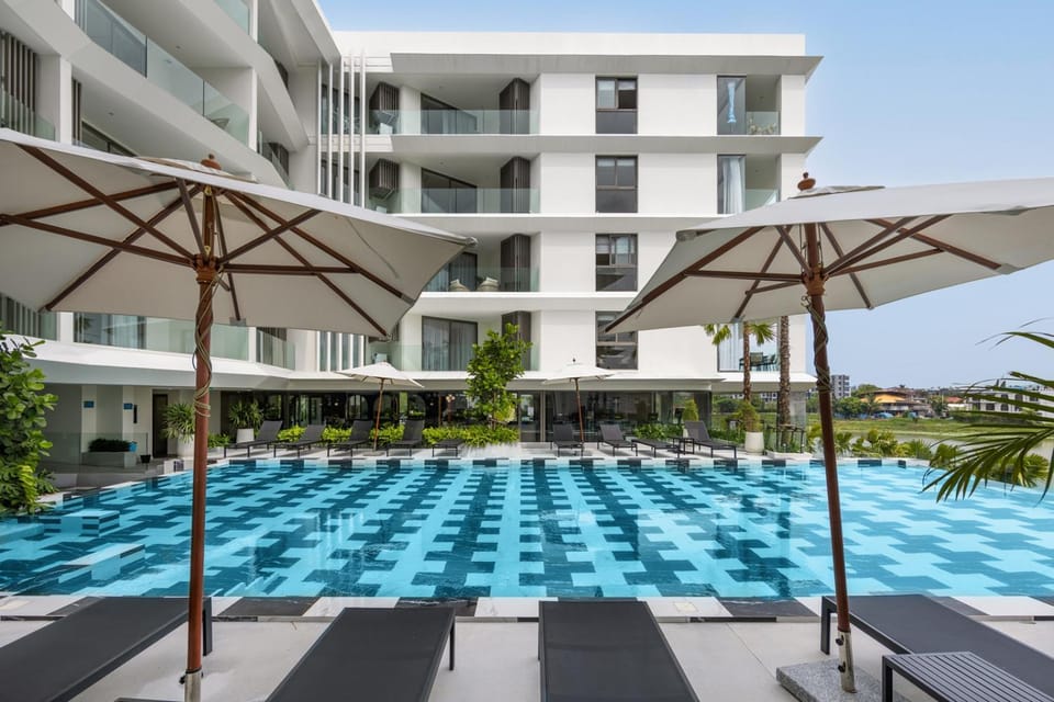 Property building, Day, Swimming pool, sunbed