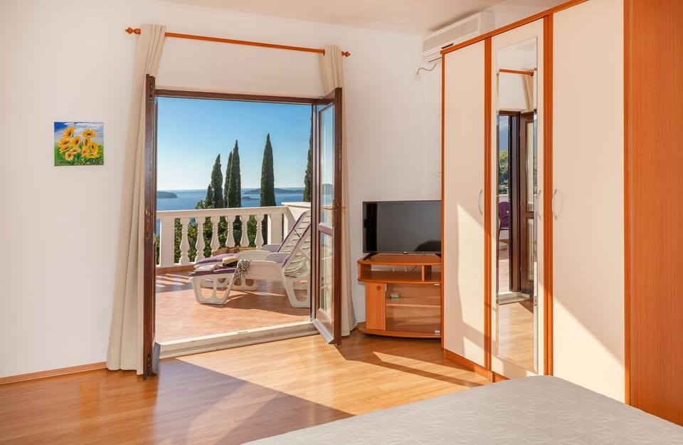 Natural landscape, TV and multimedia, View (from property/room), Balcony/Terrace, Photo of the whole room, Bedroom, Sea view