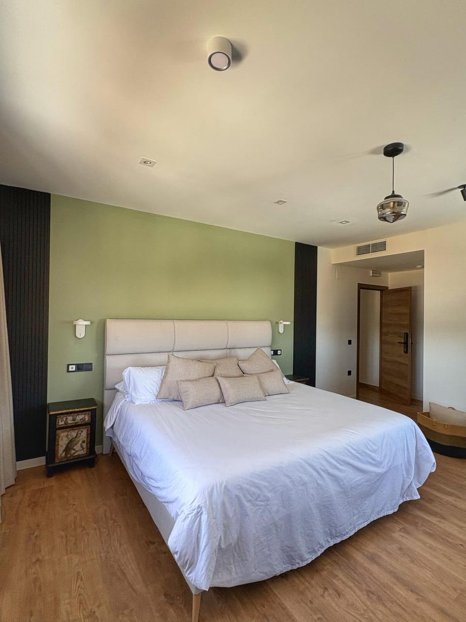 Bed, Photo of the whole room, Bedroom