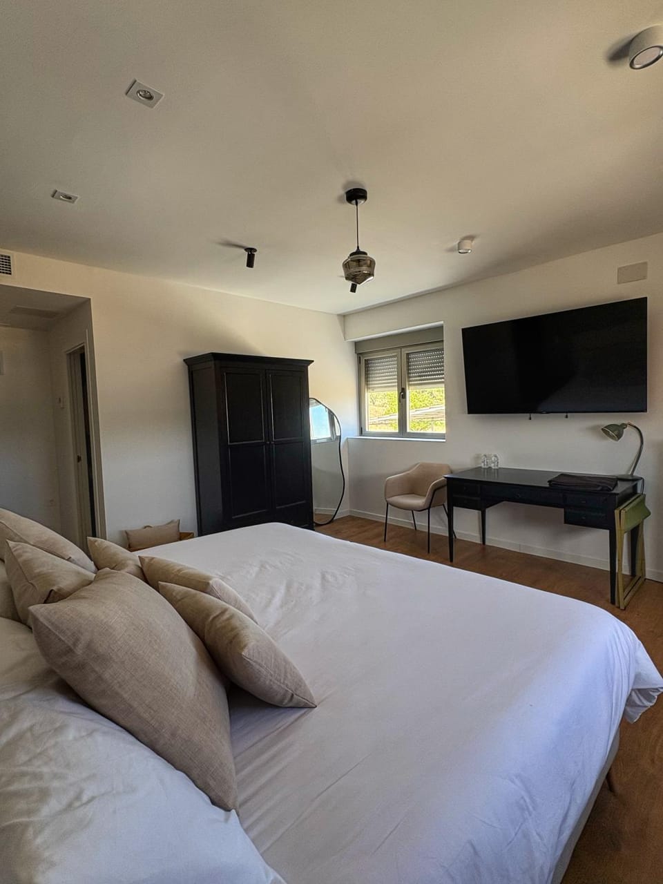 Bed, Photo of the whole room, Bedroom