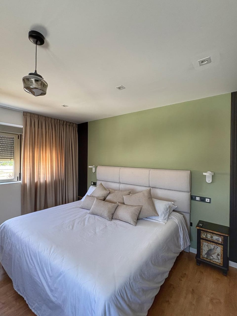 Bed, Photo of the whole room, Bedroom
