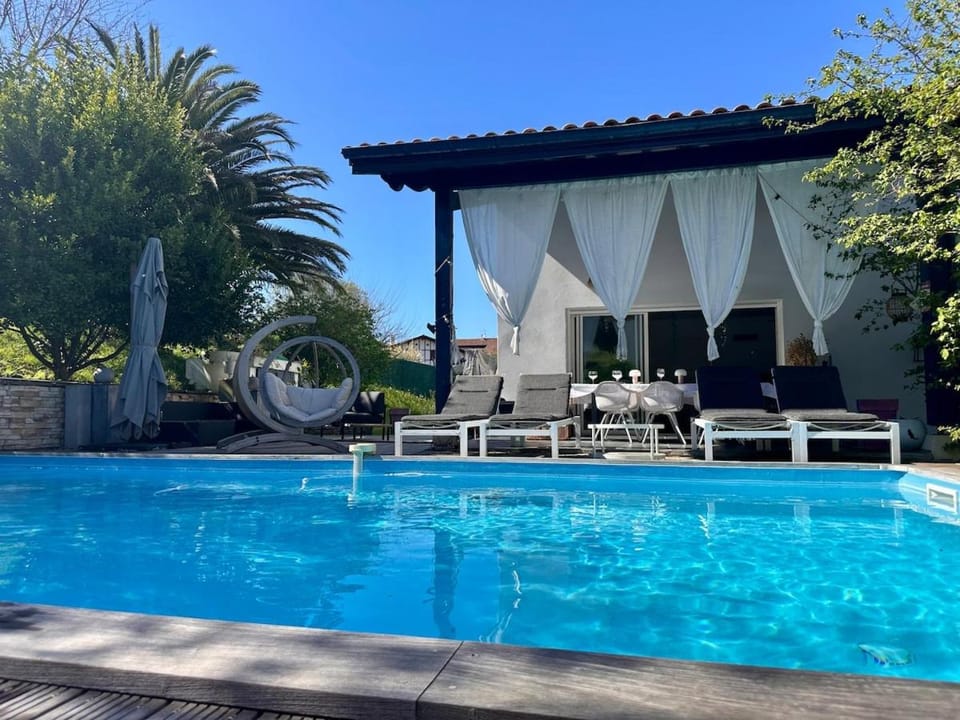Property building, Garden, Garden view, Pool view, Swimming pool, sunbed