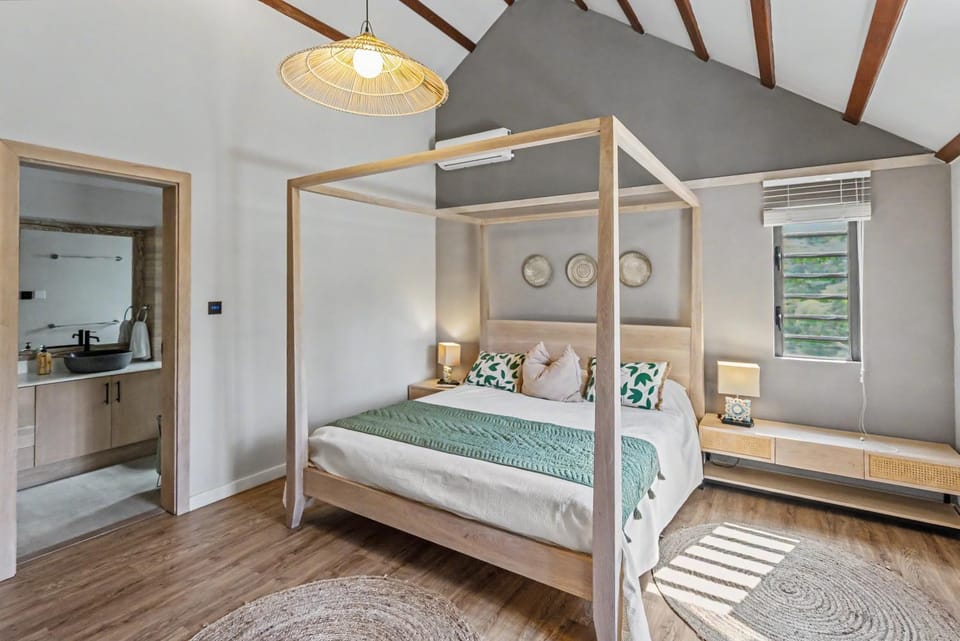 Chamarel Hilltop, 2BR Modern Villa, L'Albizia Chalet in Savanne District, Mauritius