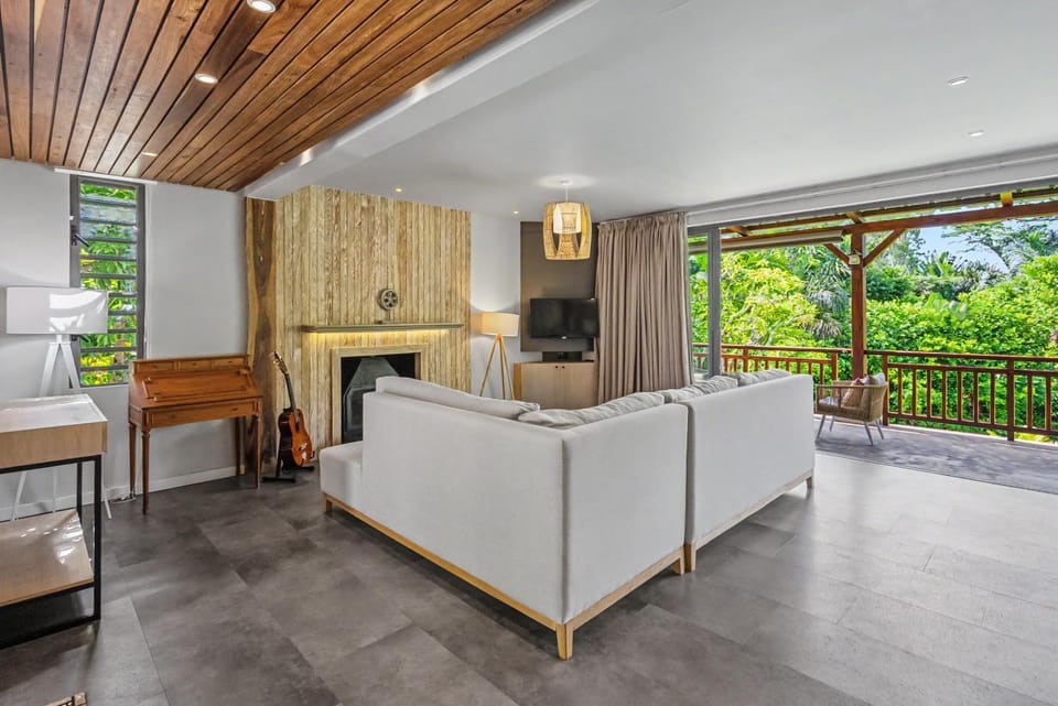 Chamarel Hilltop, 2BR Modern Villa, L'Albizia Chalet in Savanne District, Mauritius