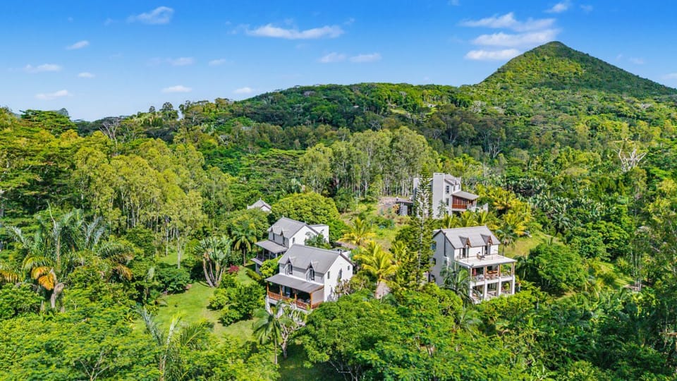 Chamarel Hilltop, 2BR Modern Villa, L'Albizia Chalet in Savanne District, Mauritius
