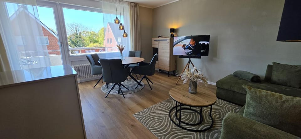 Communal lounge/ TV room, TV and multimedia, Living room, Seating area, Dining area, Evening entertainment