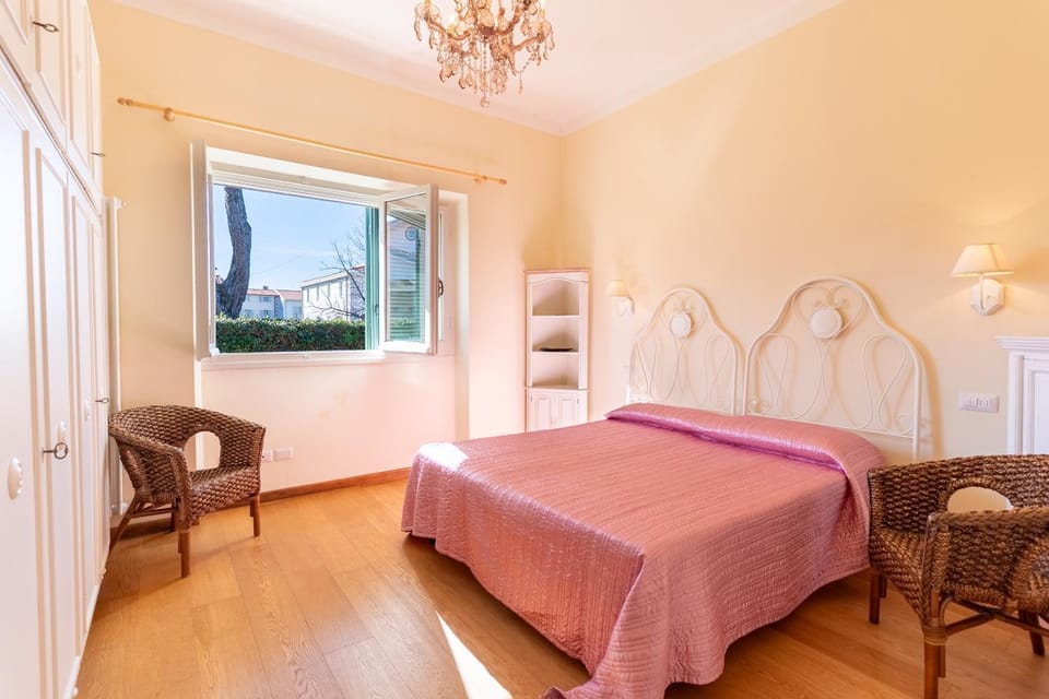 Quiet Villa Oasis, Garden and Italian Charm Villa in Forte dei Marmi