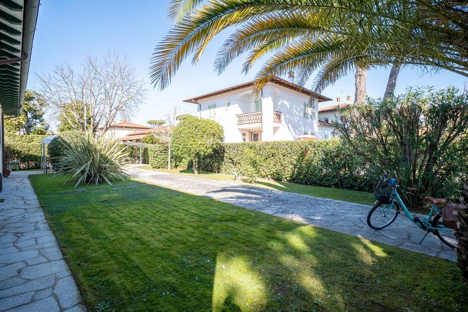 Quiet Villa Oasis, Garden and Italian Charm Villa in Forte dei Marmi