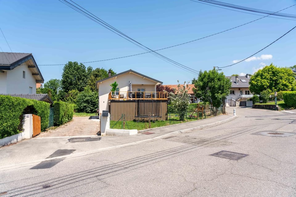 Property building, Neighbourhood, Location