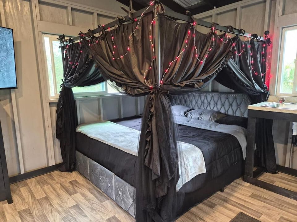 Private jungle retreat with AC and WiFi near Volcano House in Orchidlands Estates