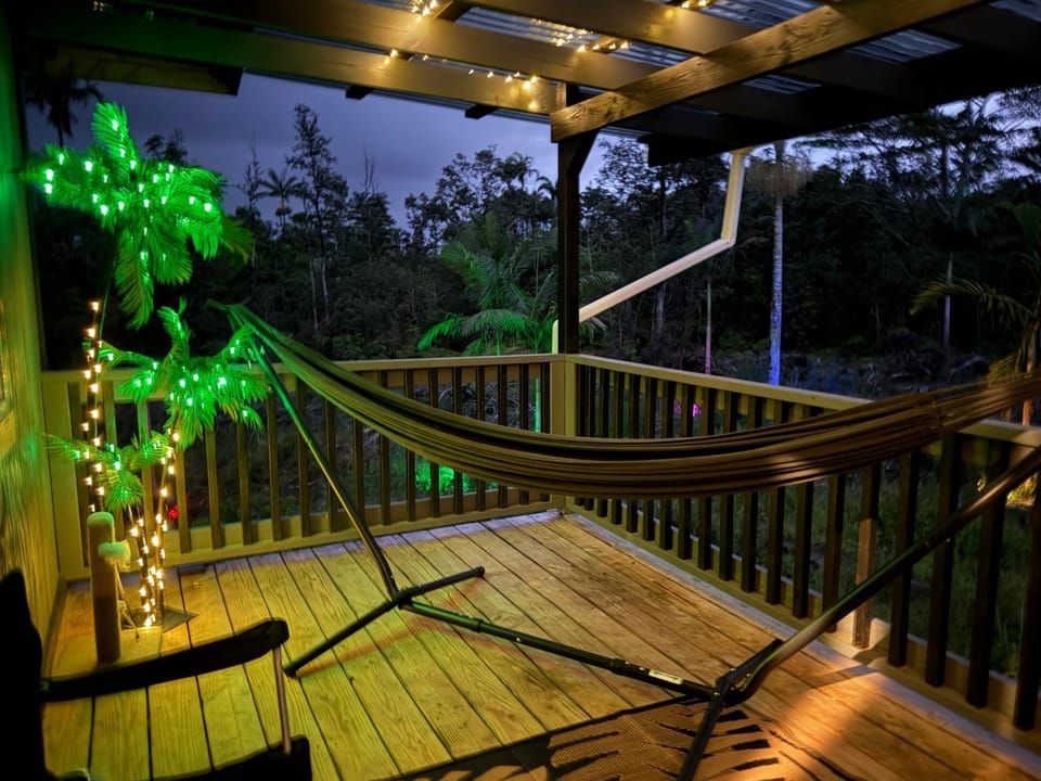 Private jungle retreat with AC and WiFi near Volcano House in Orchidlands Estates
