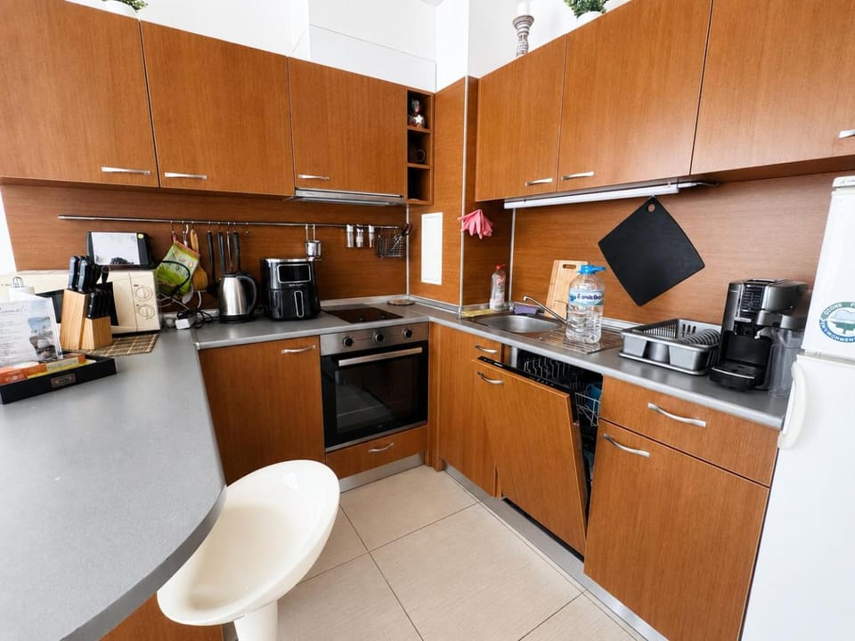 Coffee/tea facilities, Kitchen or kitchenette, dishwasher, oven, stove, toaster