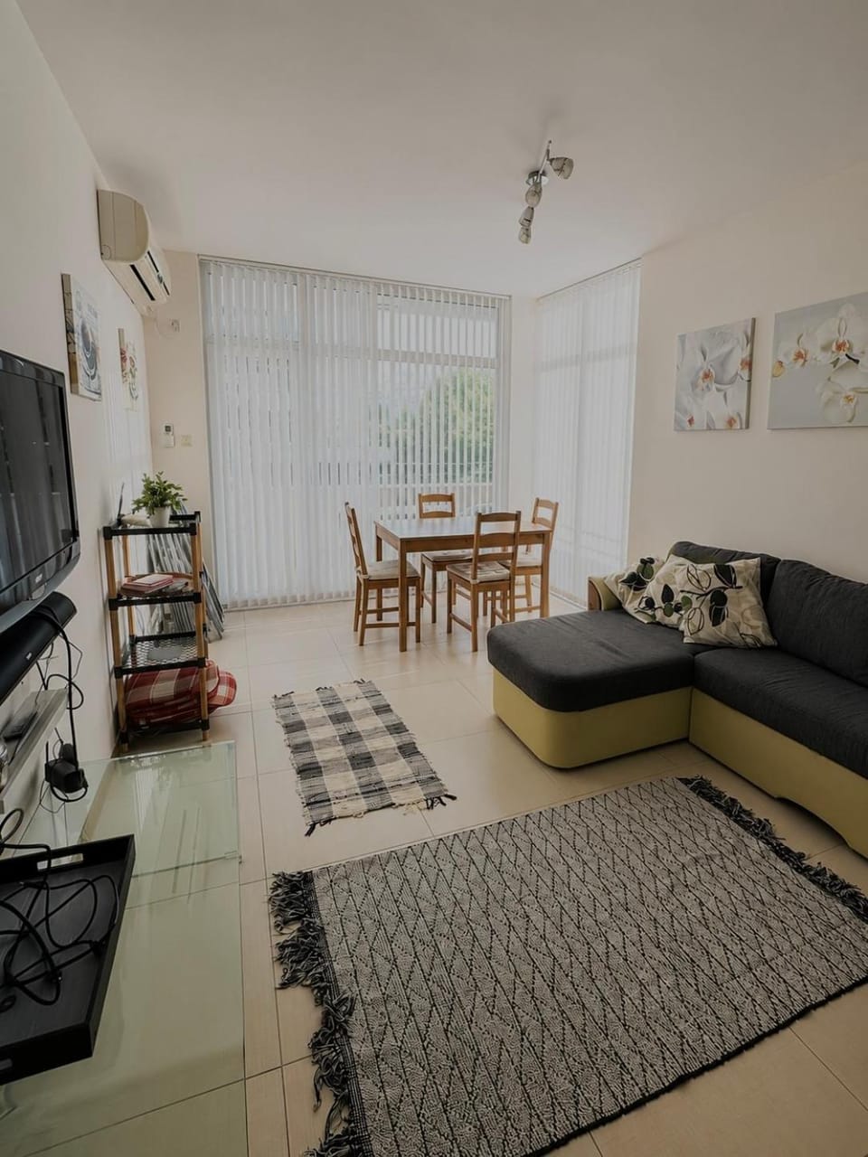 Communal lounge/ TV room, TV and multimedia, Living room, Seating area, Dining area, Evening entertainment