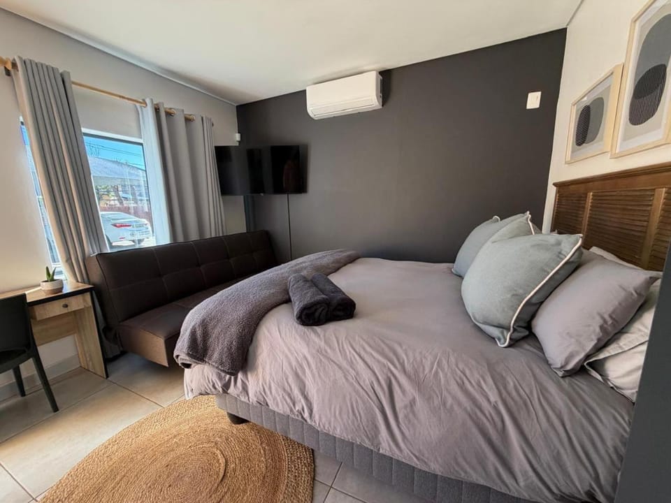 Bed, TV and multimedia, Photo of the whole room, Seating area, Bedroom, towels