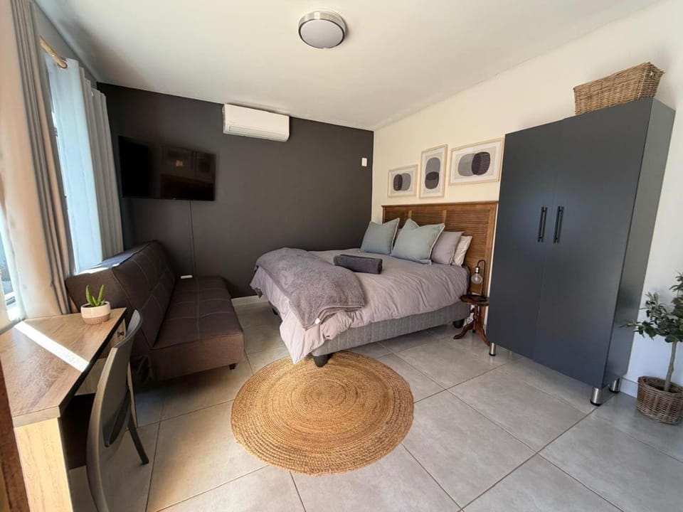 Bed, TV and multimedia, Photo of the whole room, Bedroom, air conditioner