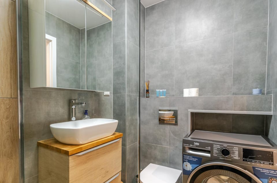 Bathroom, Kitchen or kitchenette, washing machine