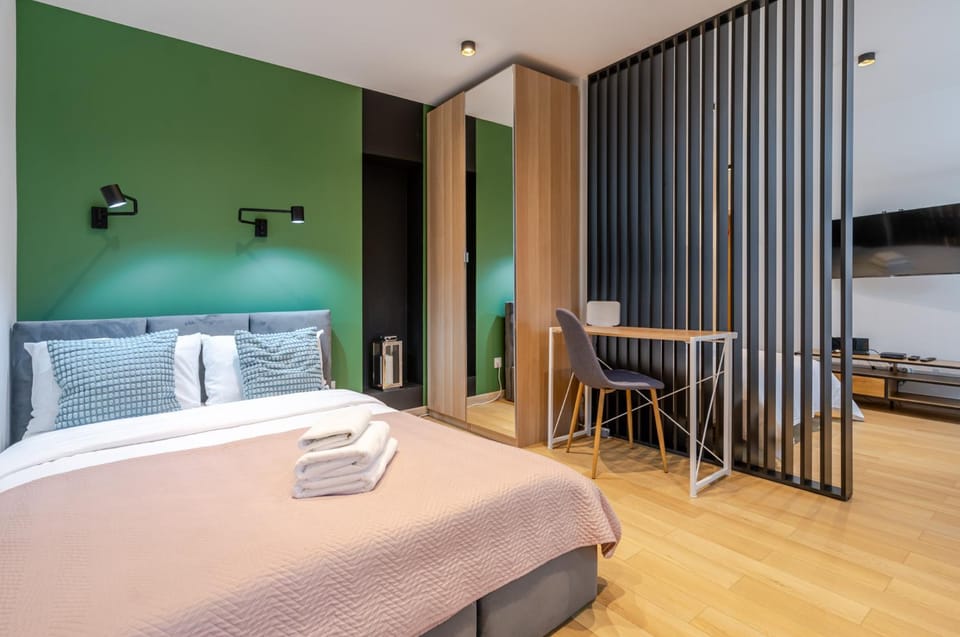 Bed, Photo of the whole room, Seating area, Bedroom