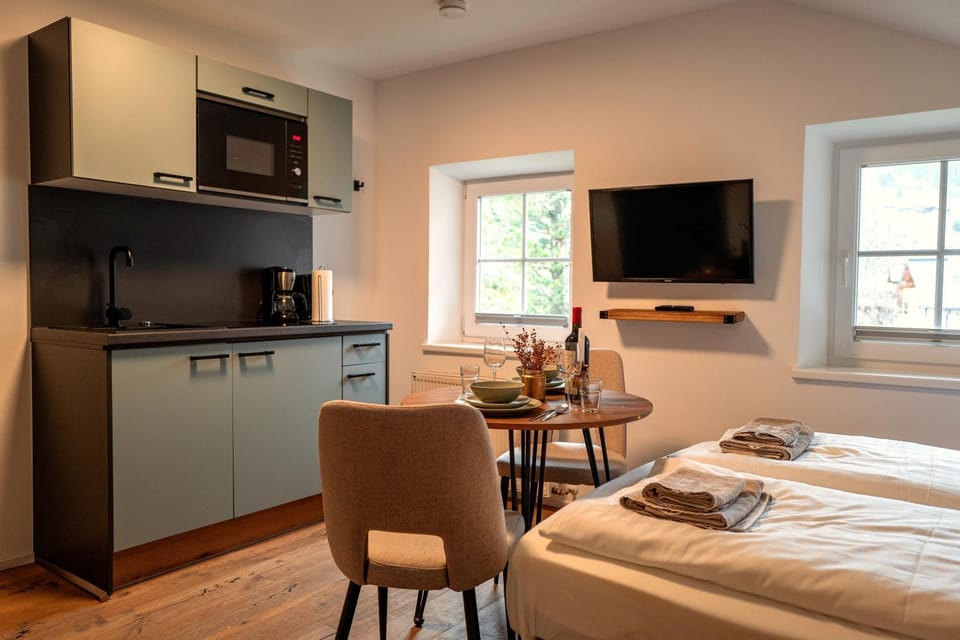 Bed, Dining area, kitchen