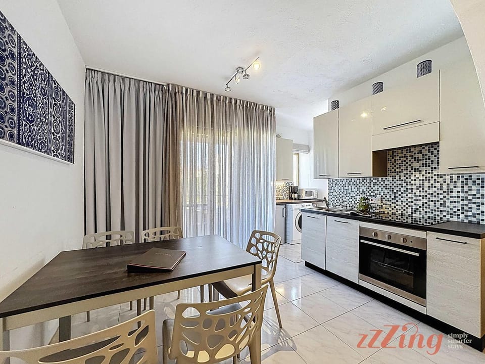 Kitchen or kitchenette, Dining area, oven, stove