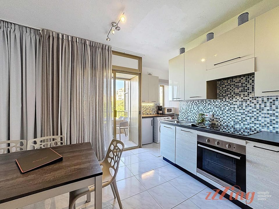 Kitchen or kitchenette, Dining area, oven, stove