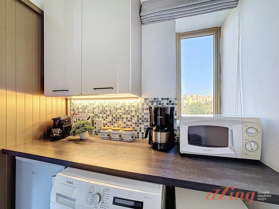 Kitchen or kitchenette, microwave, washing machine