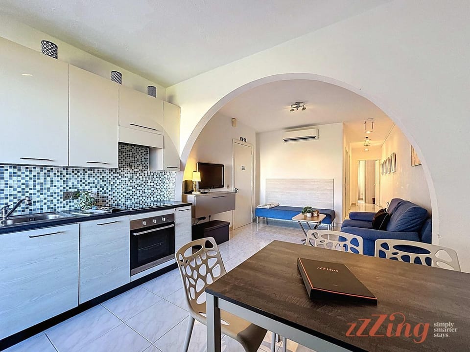 TV and multimedia, Kitchen or kitchenette, Living room, Seating area, Dining area, oven, stove, air conditioner