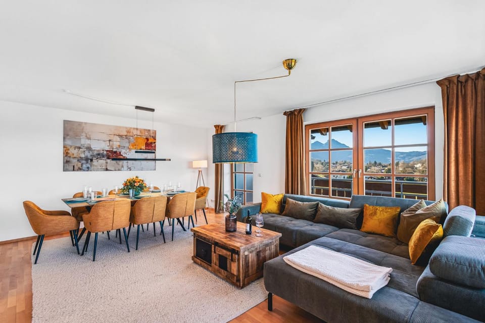 Living room, Seating area, Dining area, Mountain view