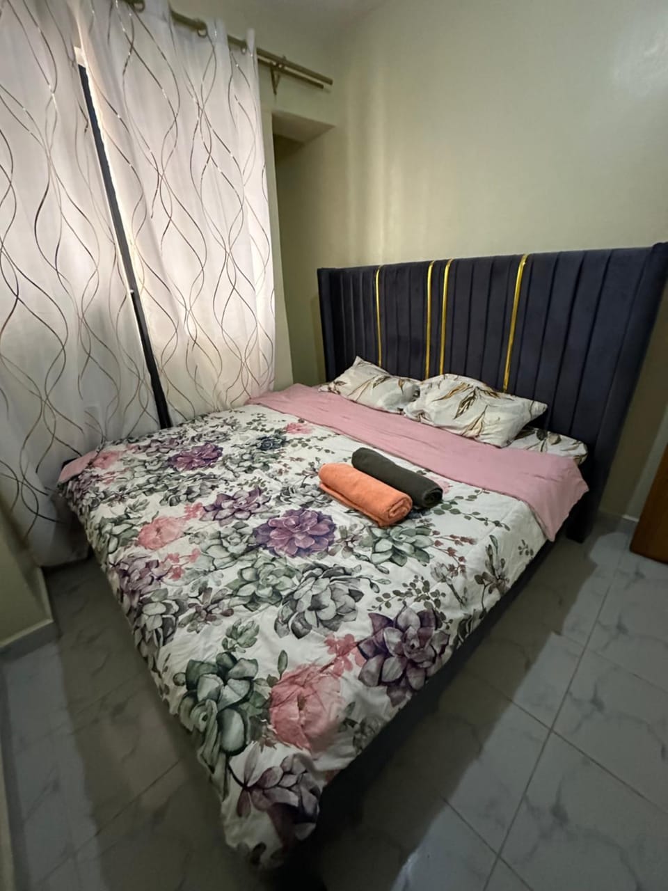 Bed, Bedroom, towels