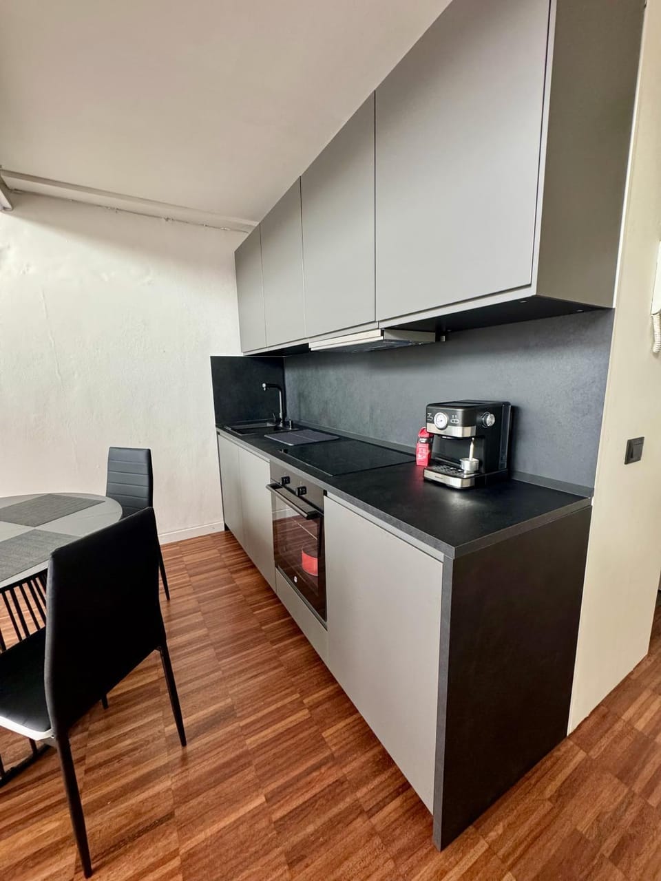 Kitchen or kitchenette, minibar, oven, stove