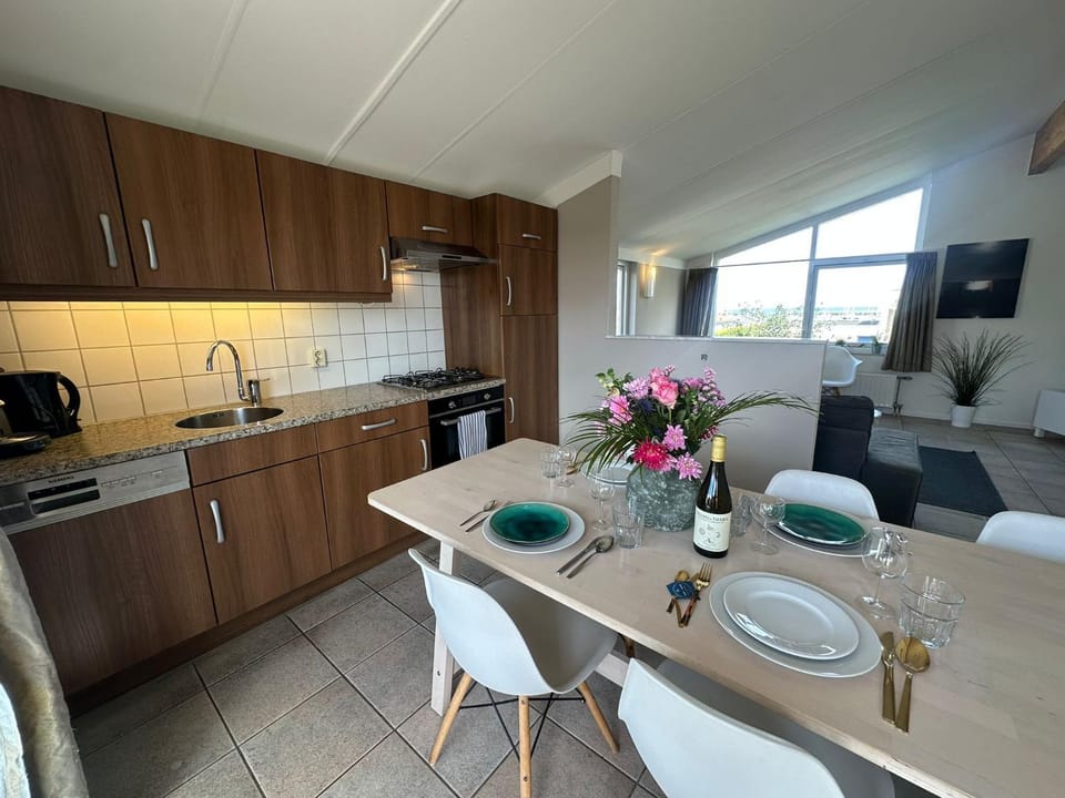 Kitchen or kitchenette, Dining area, dishwasher, oven