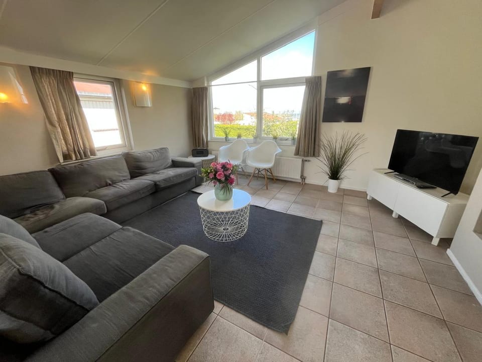 Communal lounge/ TV room, TV and multimedia, Living room, Seating area, Evening entertainment