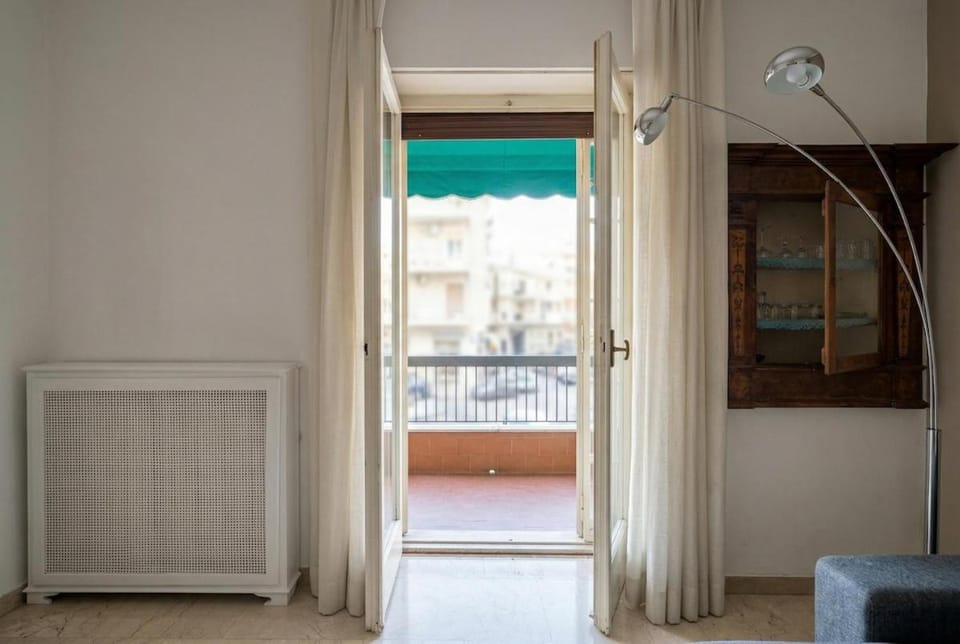 Spacious Modern Apt AC Close to Metro Apartment in Milan