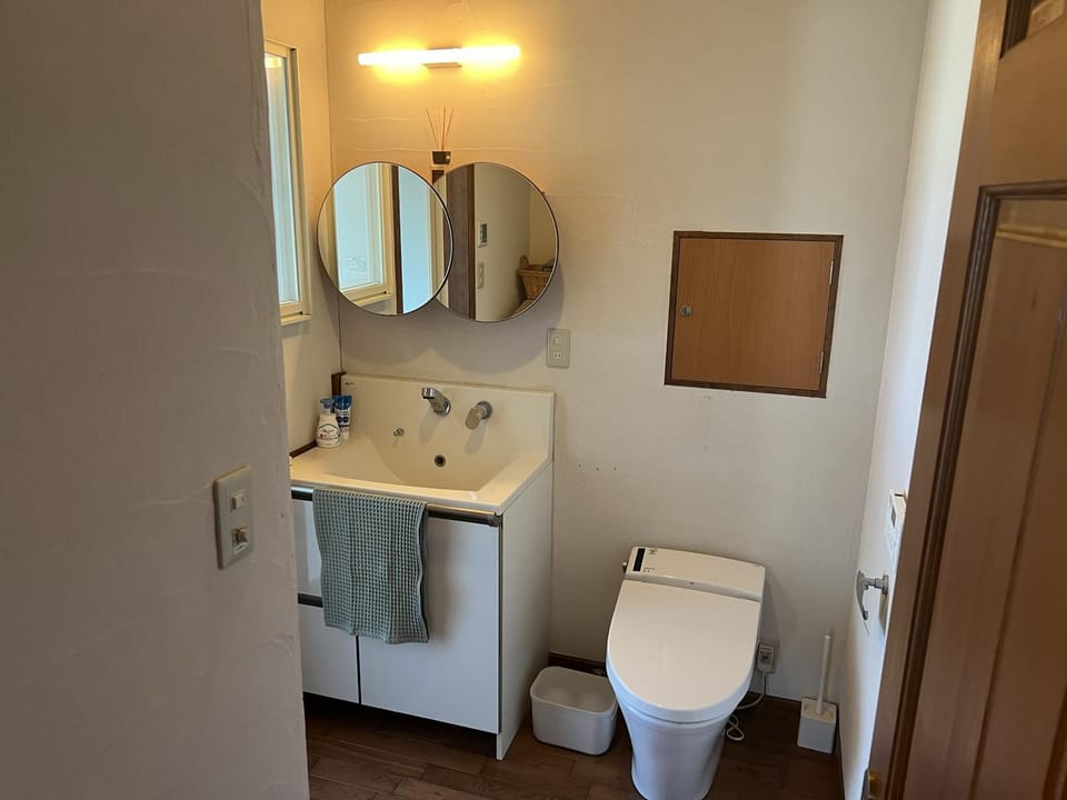 Toilet, Bathroom, towels