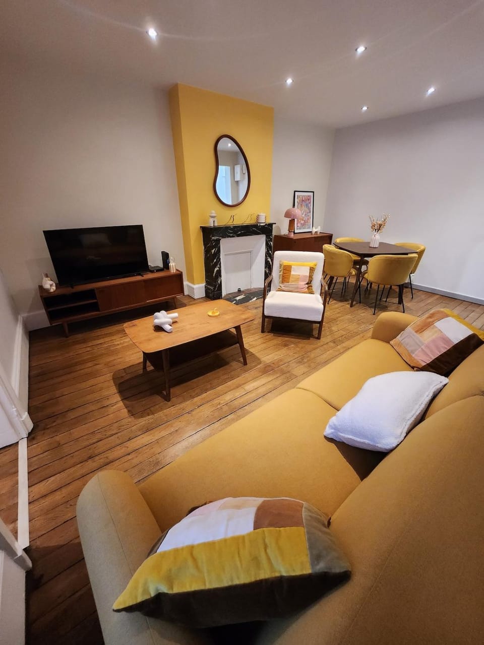 Communal lounge/ TV room, Living room, Seating area