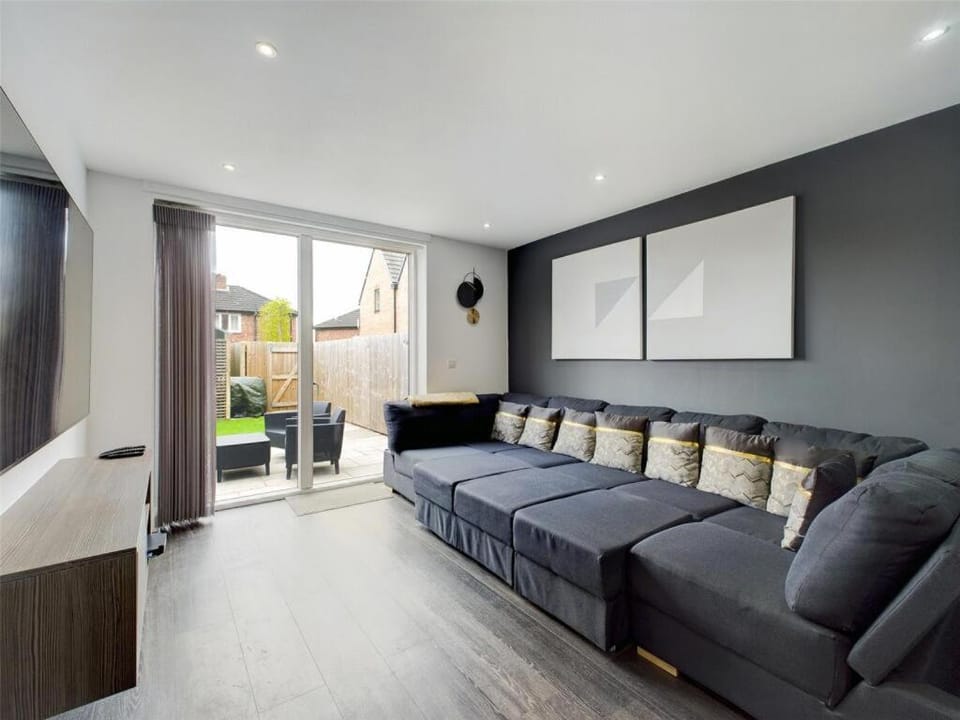 Communal lounge/ TV room, TV and multimedia, Living room, Seating area, Evening entertainment